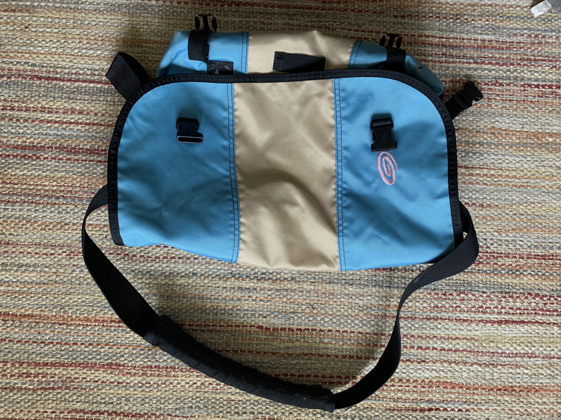 Timbuk2 classic messenger bag - gently used (OBO)