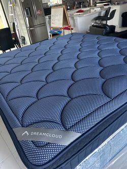 King Dreamcloud Luxe Hybrid Mattress never slept on used to stage home. I can deliver