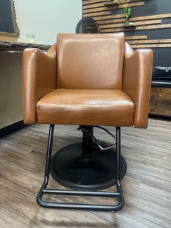 Minerva Beauty hydraulic salon chair