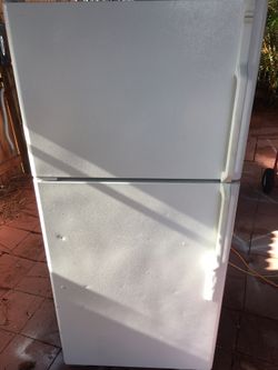 WHITE HOT POINT FRIDGE REFRIGERATOR 30" WIDE PERFECT CLEAN PLUGGED IN