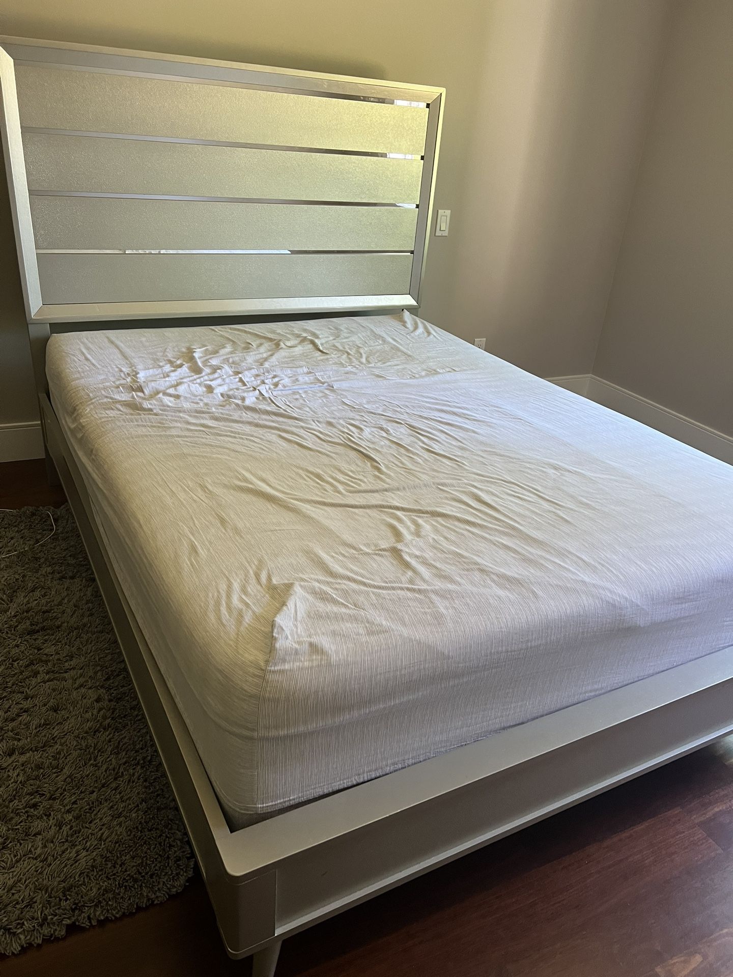 Queen size bed With Mirrored Headboard, Modern Almost New