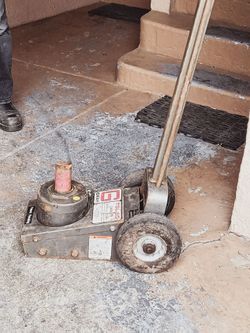 Gray TSL-50 25-Ton air/hydraulic axle jack.