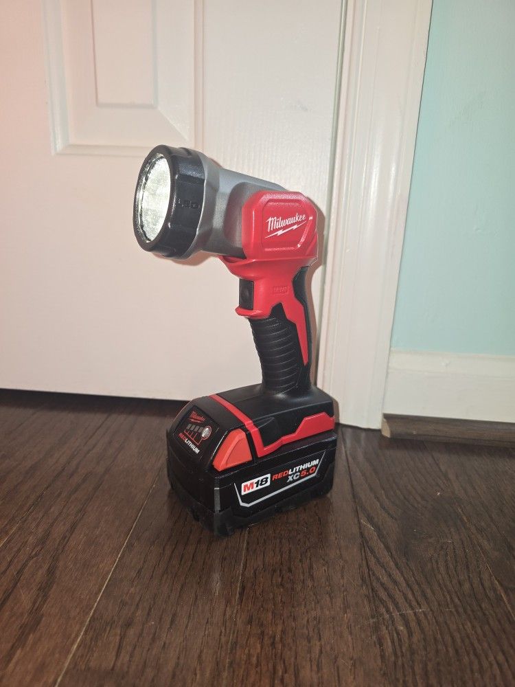 
Milwaukee
M18 18-Volt Lithium-Ion Cordless 100 Lumens LED Flashlight  With 5.0 Battery