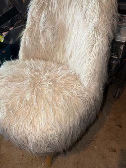 SUPER FUN WHITE SHAGGY LOUNGE CHAIR W NATURAL WOOD LEGS