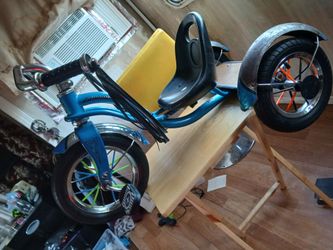 SCHWINN  ROADSTER  TRICYCLE  FOR  TODDLERS  AND  KID'S