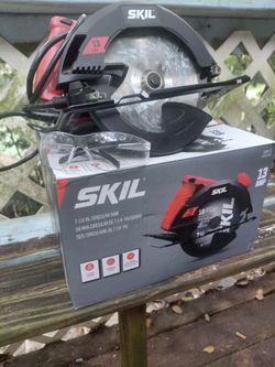 SKIL Circular Saw 13 Amp with Blade and Glasses