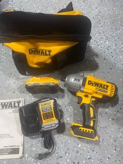 DEWALT XR 20-volt 1/2-in Impact Wrench Variable Speed Brushless with 4AH battery,bag & charger NEW