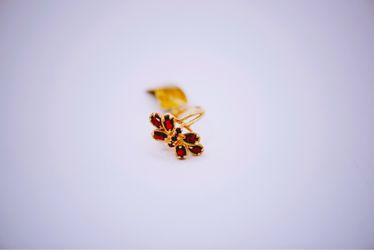 14 K yellow gold flower ruby/garnet ring
