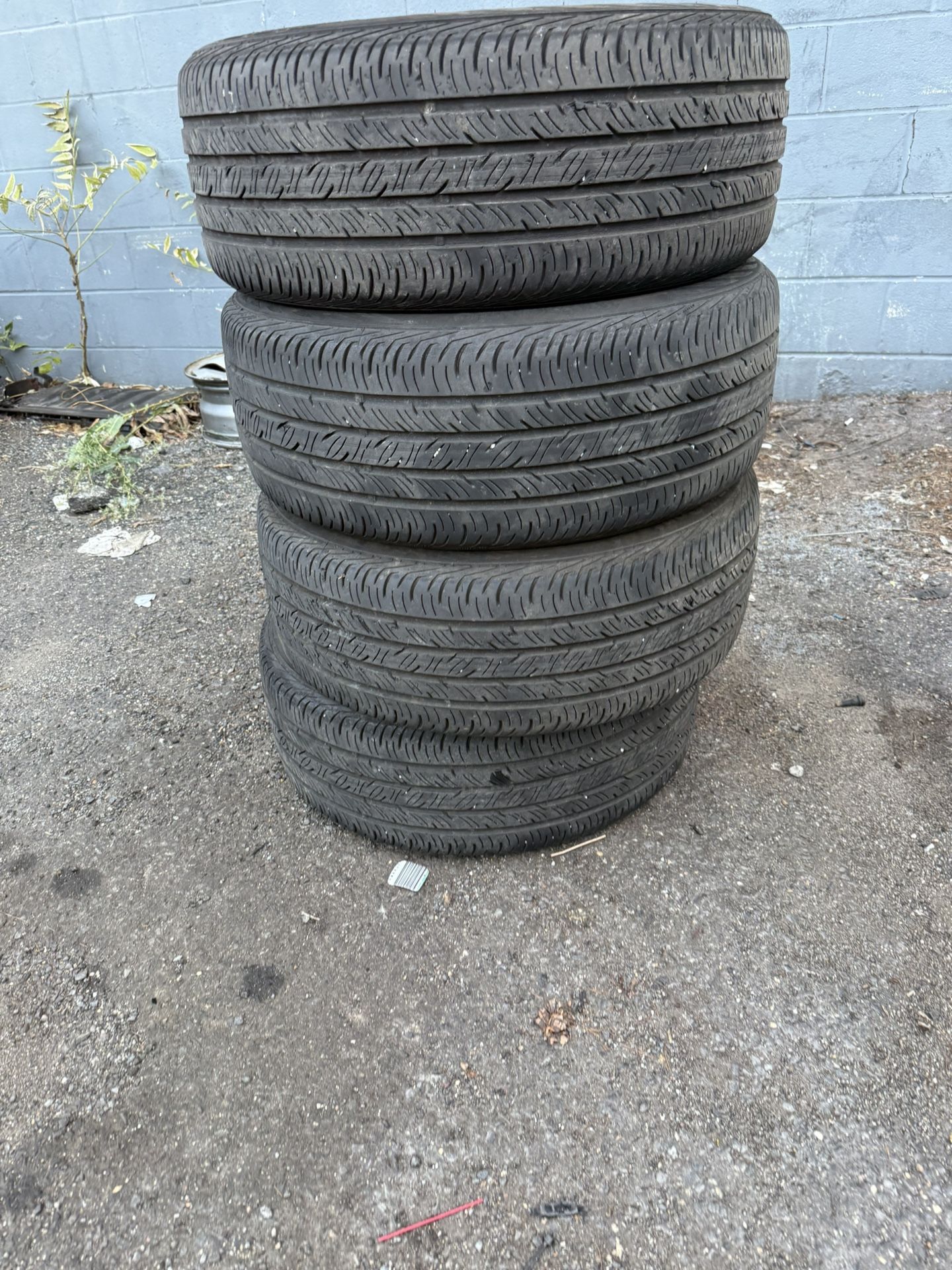 4.P235/45R19.$200