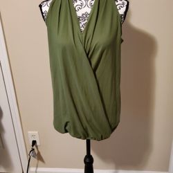 Zenana Green Halter Top Size Small
100% Polyester 
NWT