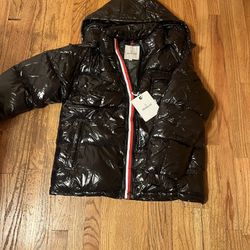 Black Moncler puffer coat #wintercoat