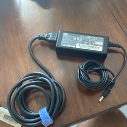 Hewlett-Packard (HP) 402018-001 - 65W 18.5V 3.5A 1.7MM Tip AC Adapter Charger