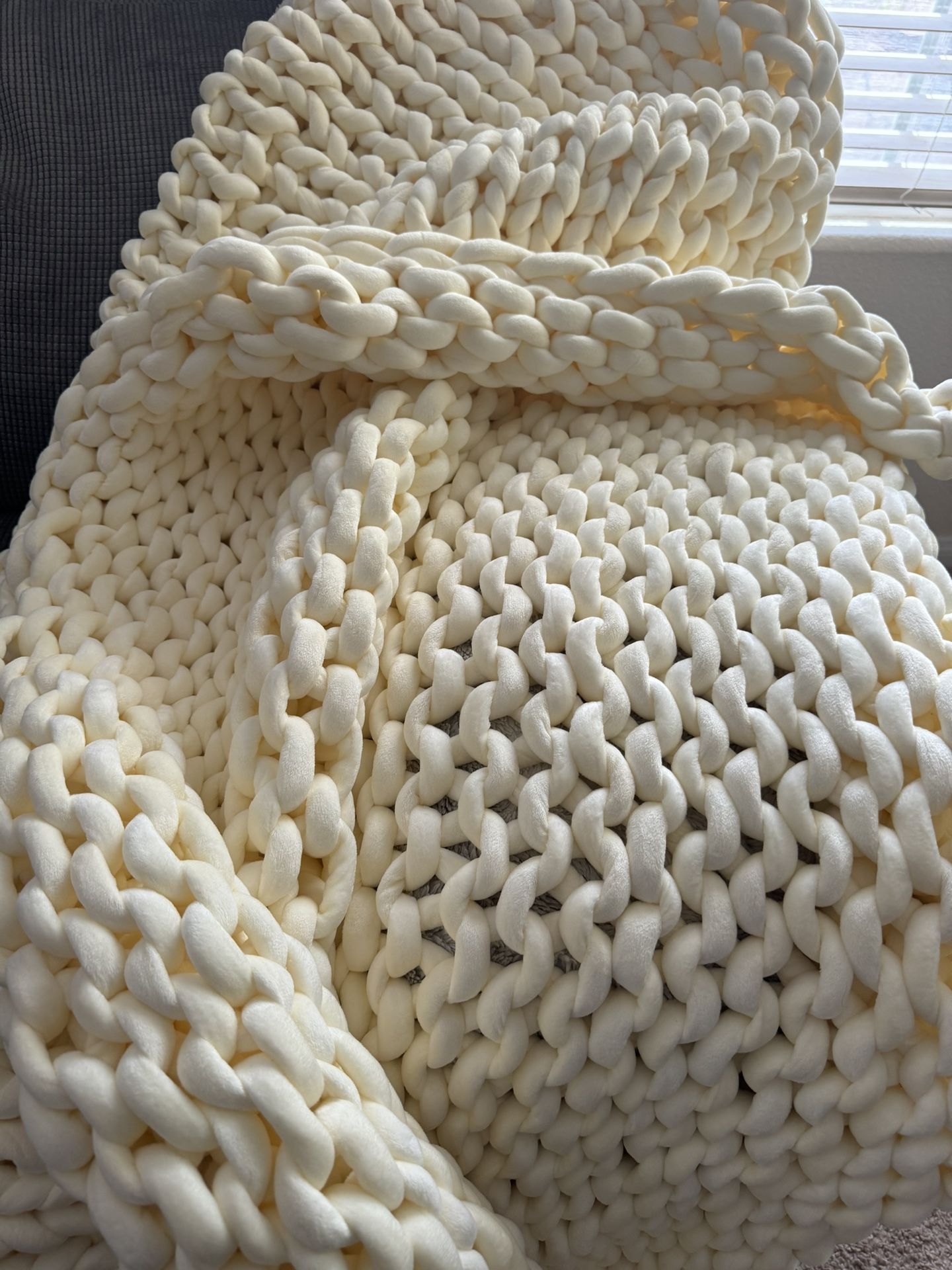 YNM Knotted blanket 60 X 80 NEW 
