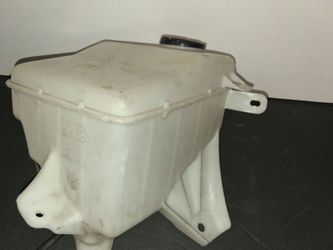 2016-2020 Toyota Mirai windshield washing fluid box