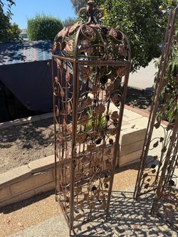 Decorative Metal Wine Rack with Leaf & Rose Design
