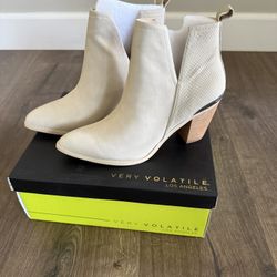 Like New Volatile Booties Size 9.5 – Chalk / Beige