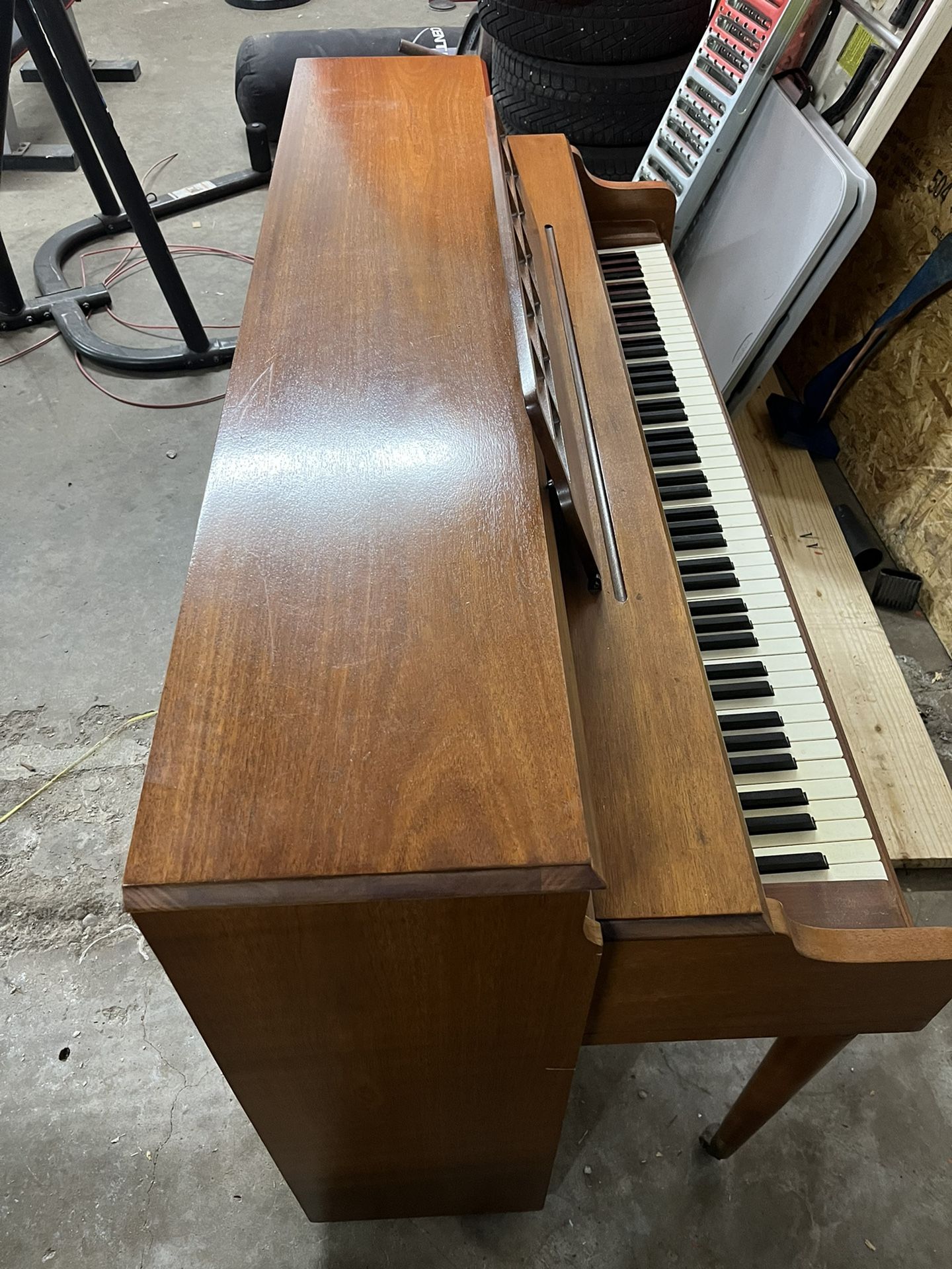 W.W. KIMBALL UPRIGHT PIANO