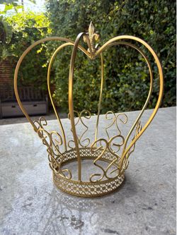 Gold crown decor