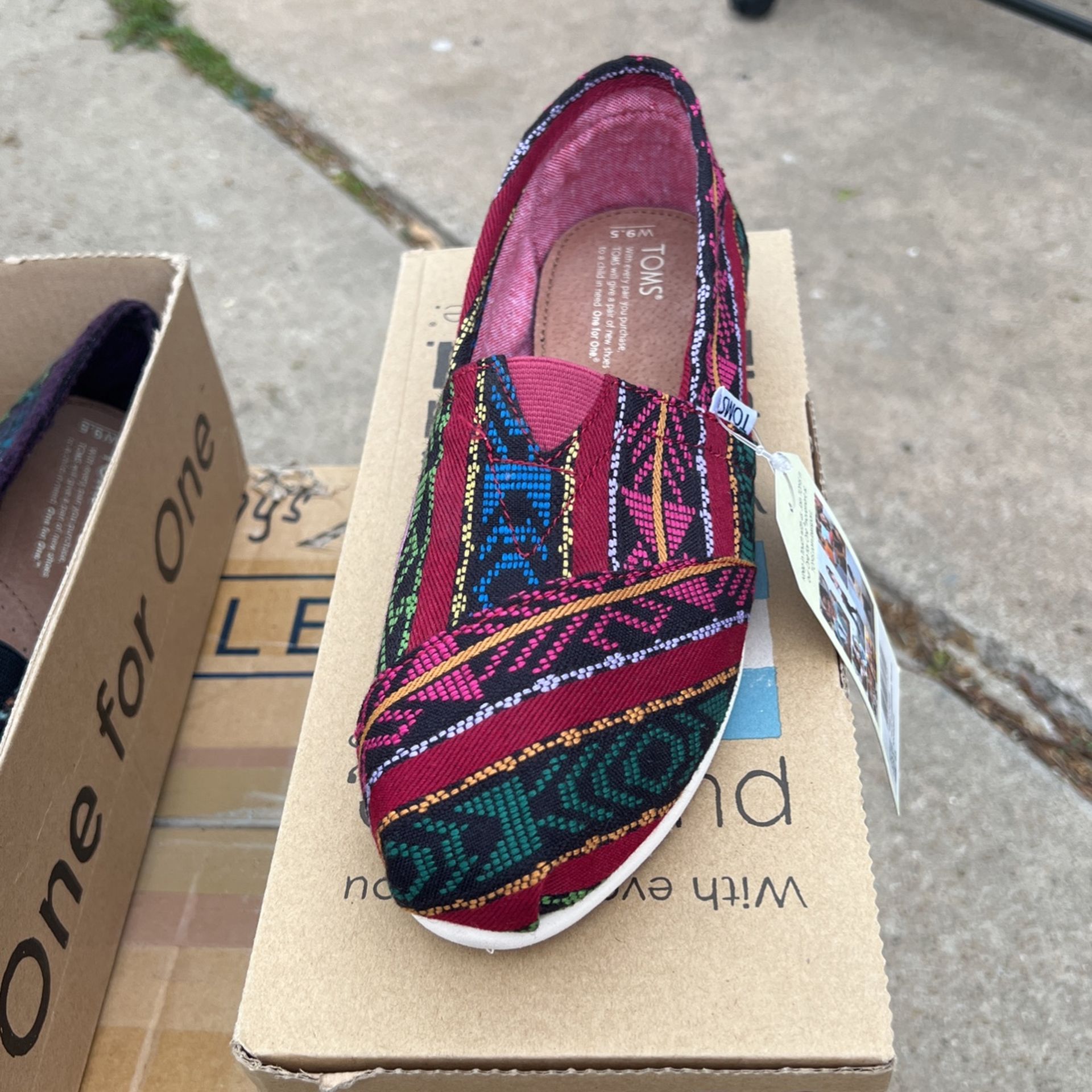 Brand new Classic Toms