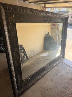 Decorative mirror.