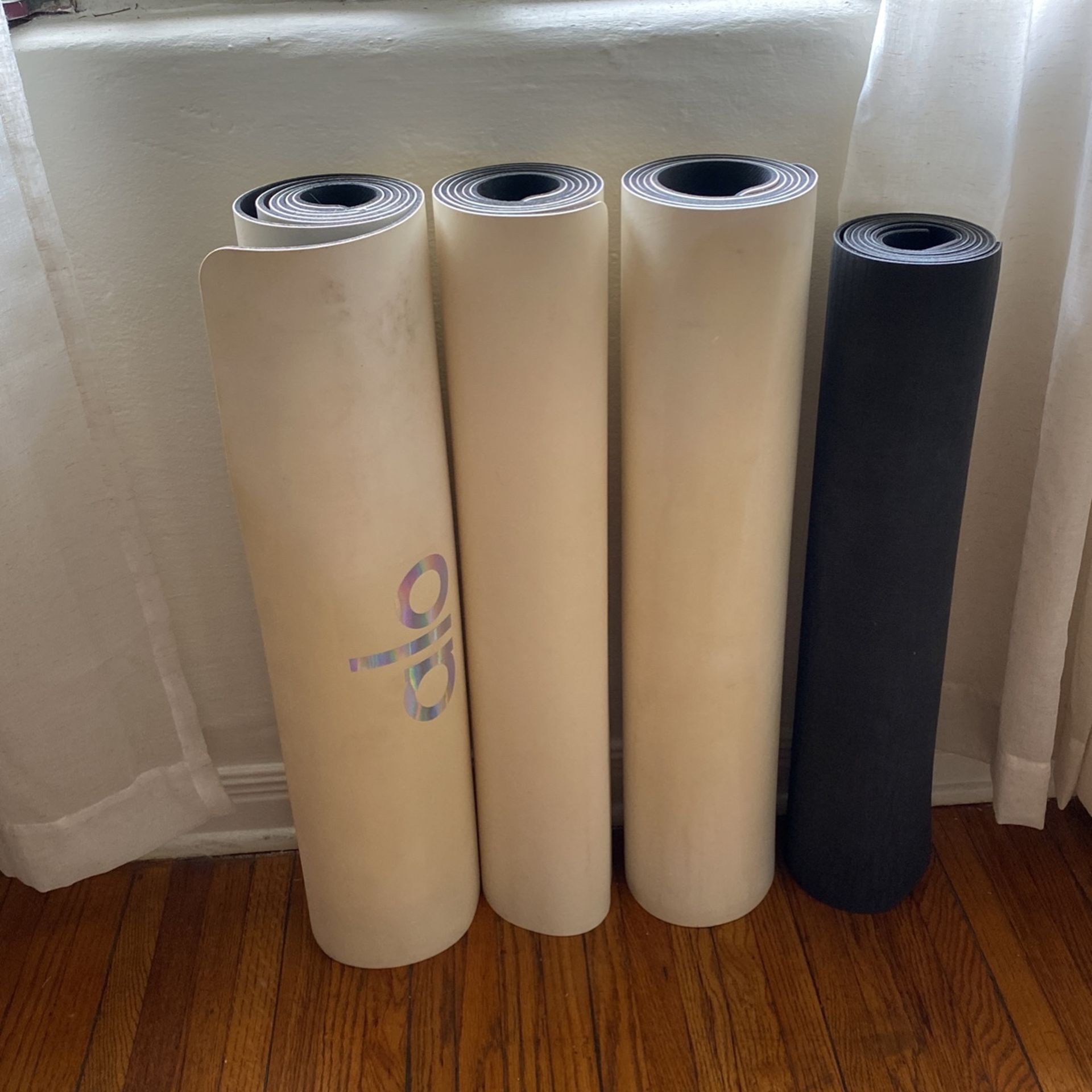 Alo Yoga Warrior Mat White & Manduka Yoga Mat