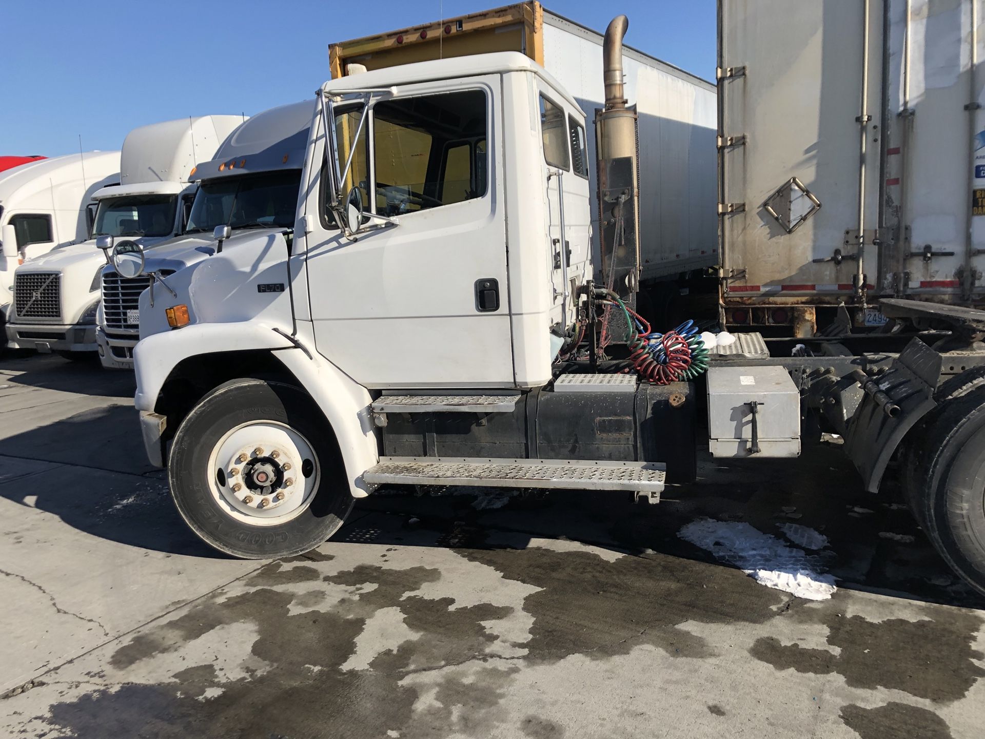 2000 Fl70 freightliner single axle tractor with cat 3126 running good