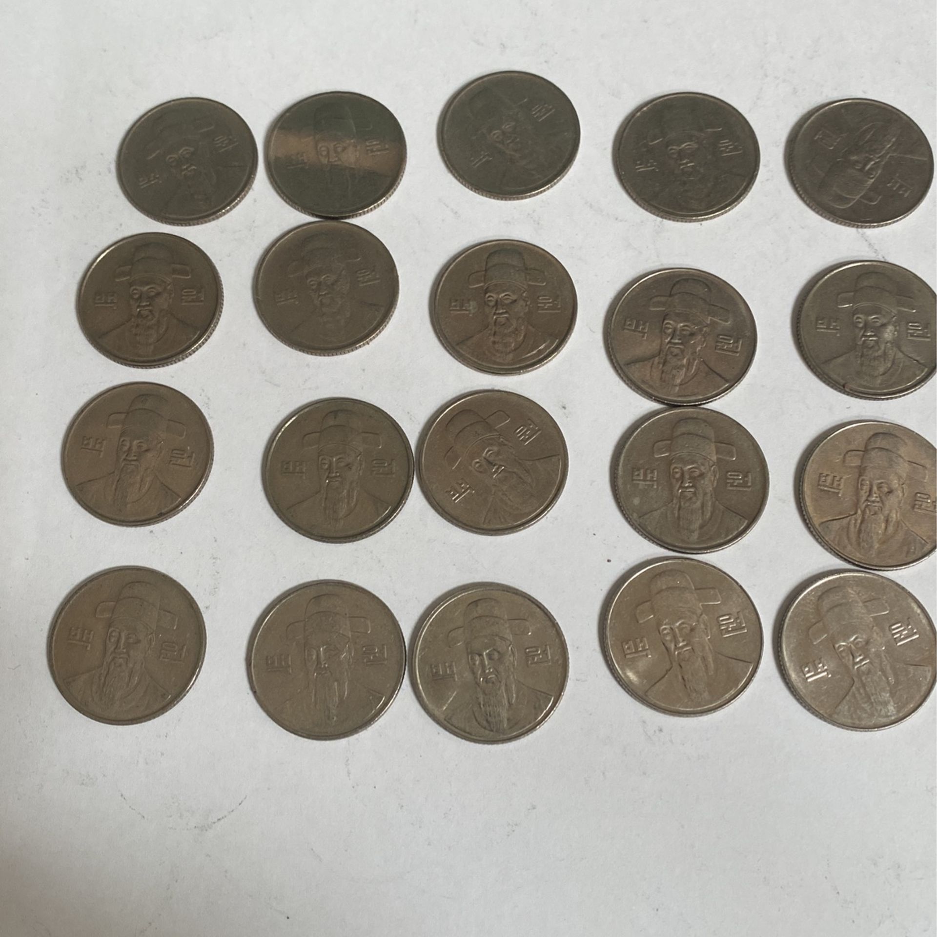 (20) 100 won South Korean coins