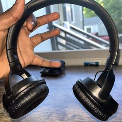 JBL Wireless On-Ear Headphones- BLACK