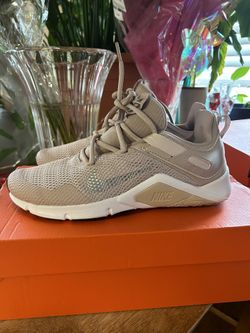 Nike Women's Legend Essential Size 8.5