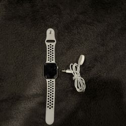 Apple Watch SE 1st Gen. 44 mm Silver Aluminum Case GPS - CRACKED BUT WORKS