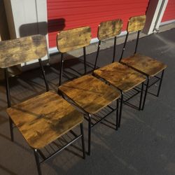 4 sillitas de metal buenas regulares / 4 small metal chairs  $30 cada una / 30 each