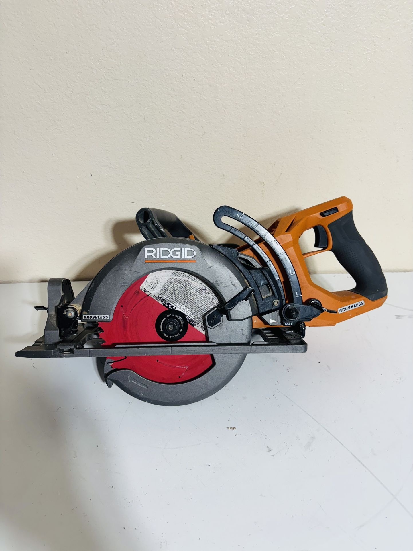 RIDGID 18V Brushless Cordless 1/4 Rear Handle Circular Saw