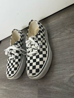 These Vans Authentic sneakers feature a classic black and white checkerboard pattern on the canvas upper. (Size 2) 9$!!!!!