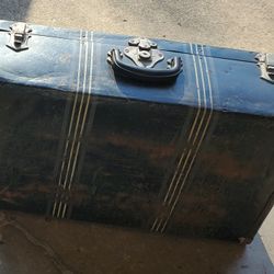 Vintage Trunk 