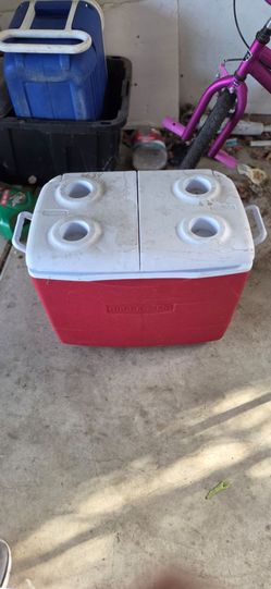 Rubbermaid and Igloo ice chest