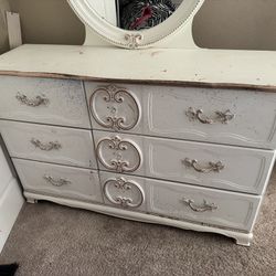 Dresser With Mirror 