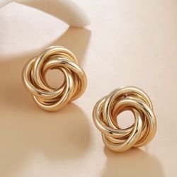 Elegant Flower-Shaped Earrings in 18K