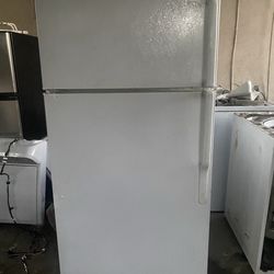 GE top & bottom refrigerator