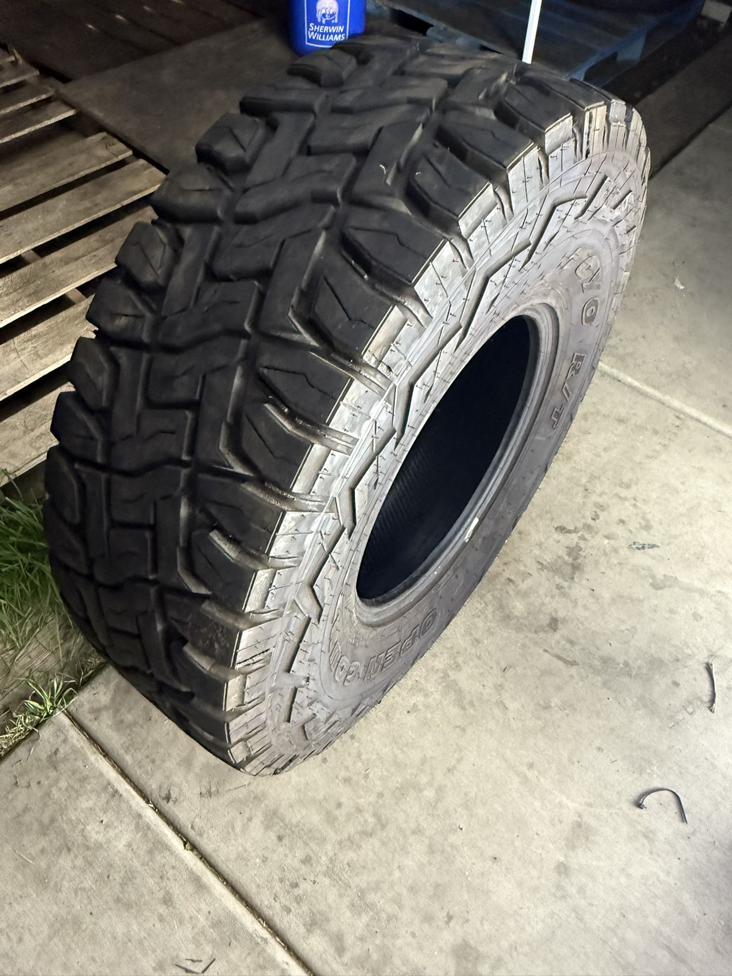 (37x12.50R17) Tire