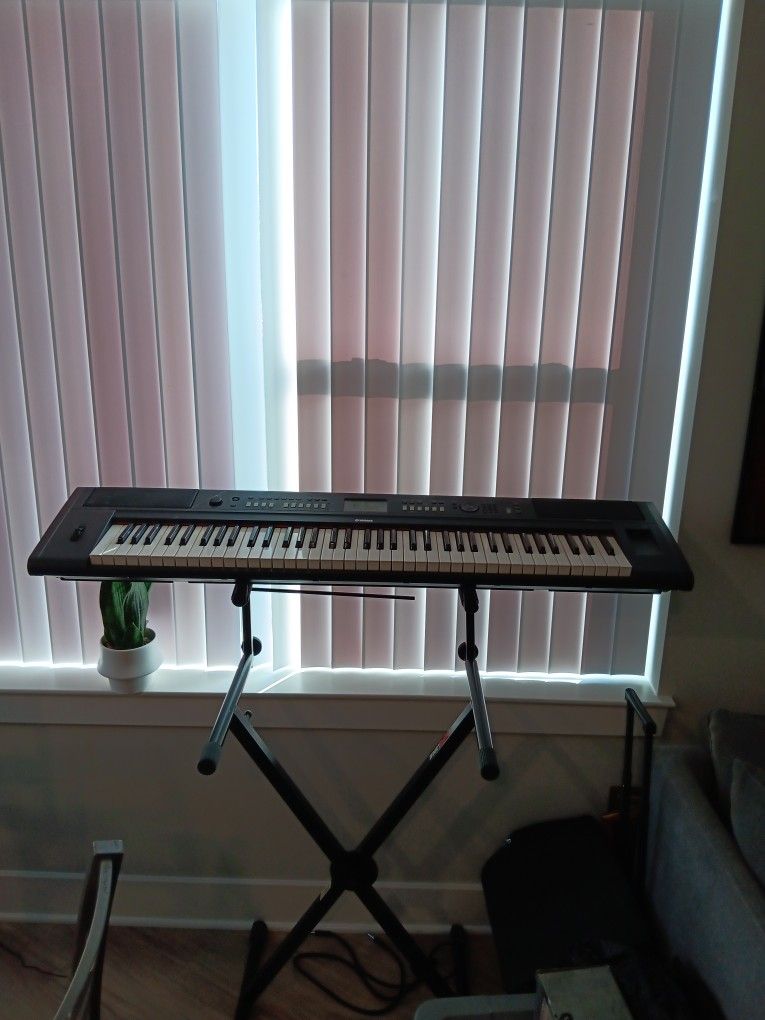 Yamaha NP V80 76 Keyboard In Great Condition