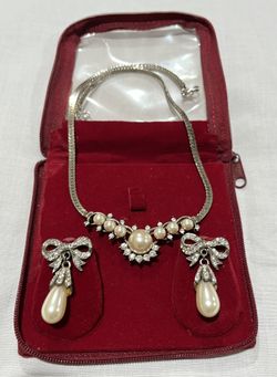 Imitation diamond with Pearls set with earrings