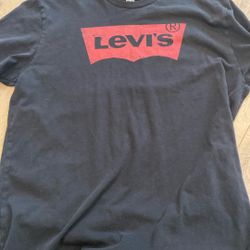 Basic black levi’s tee
