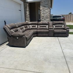 Beautiful Leather Recliner Sectional (Delivery Available)