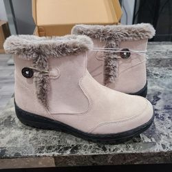 New Khombu NWT Iris Ankle Boot, Cream, women’s

 Size 8