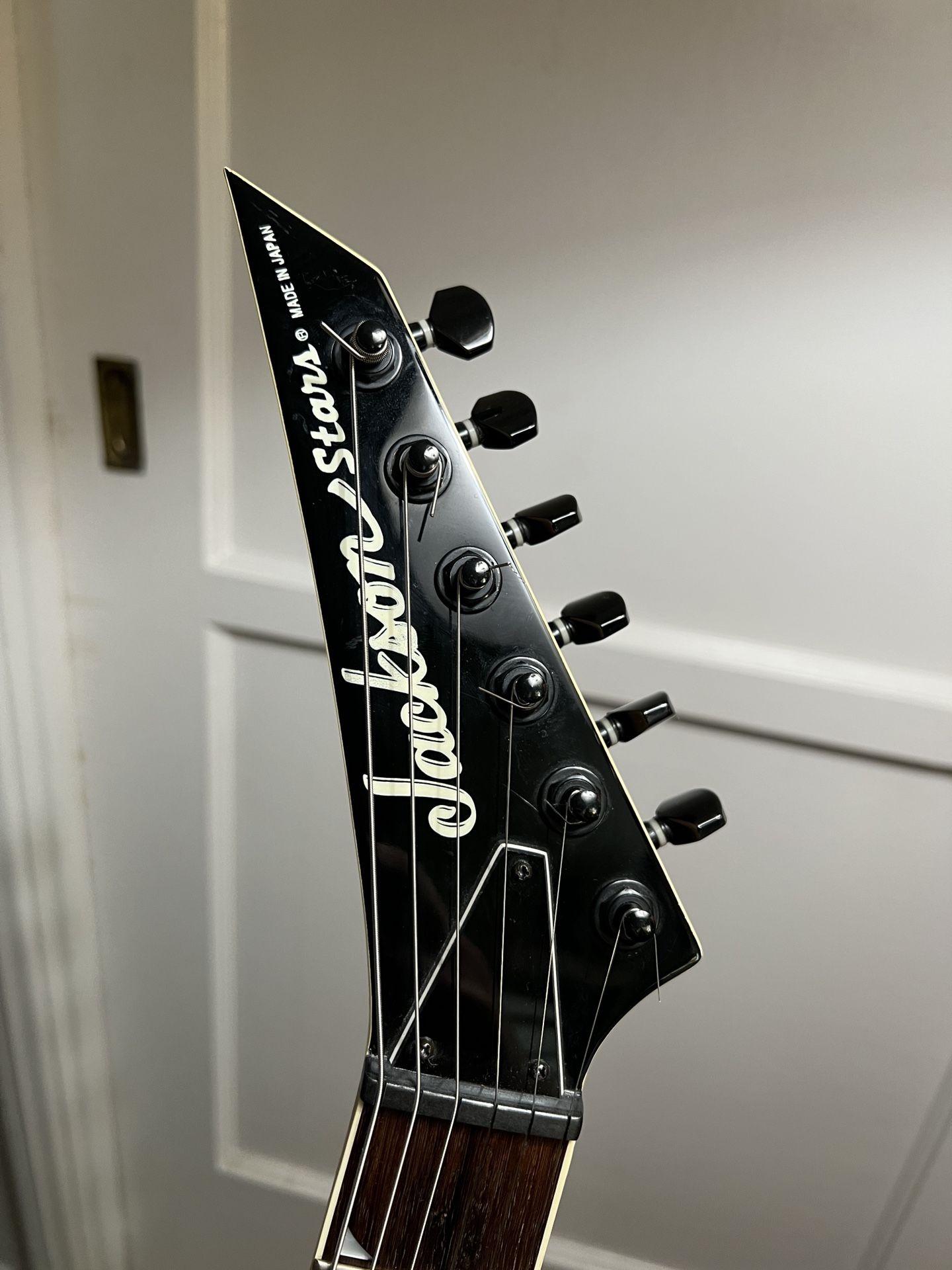 Jackson Stars Guitar ADK EMG HZ AB String Thru Body, Black