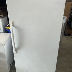 UPRIGHT FREEZER 