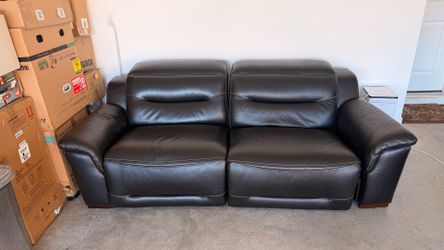 Meadow Park Dual Power Reclining sofa