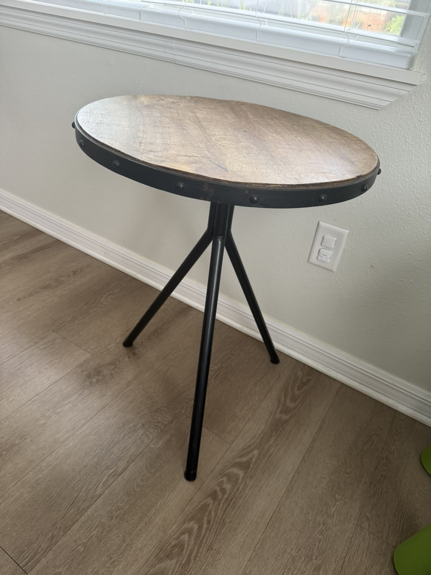 Round End Table/Night Stand