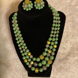 VINTAGE 3 stranded Green Beaded Adjustable Necklace With Matching Clip On Earrings (Japan )