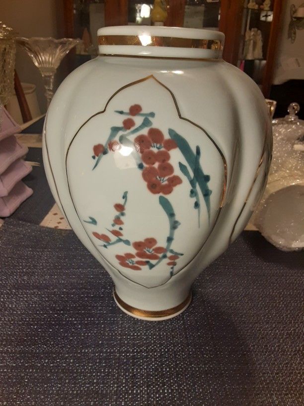 11inches Tall Very Unique And Beautiful LOOKING VASE This HAS LOTS OF GOLD TRIM